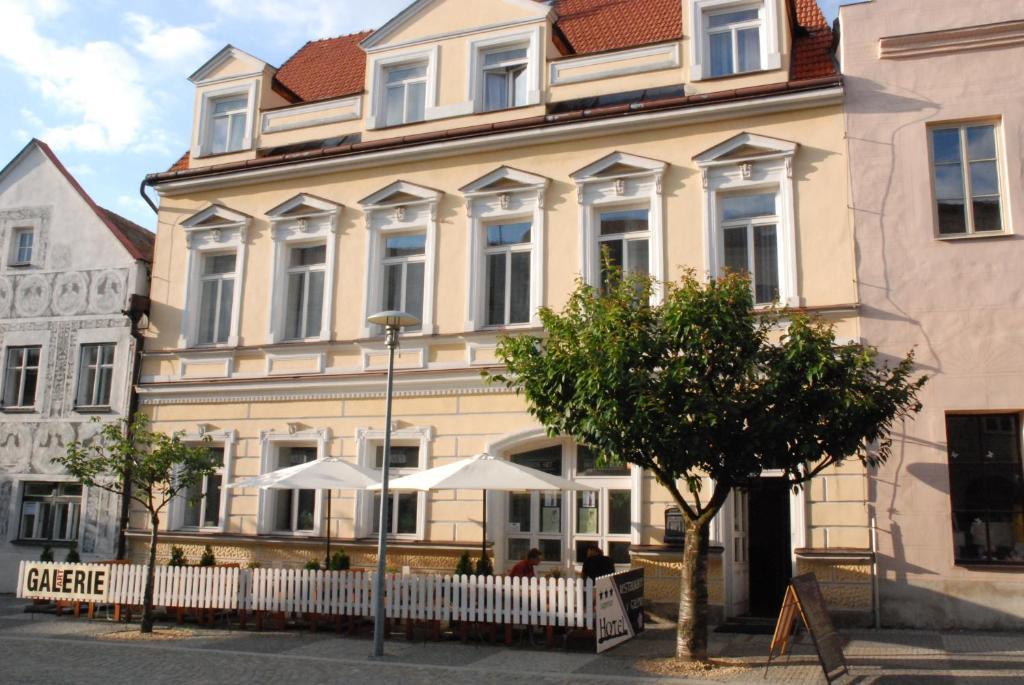 Hotel U Ruze Славонице Екстериор снимка